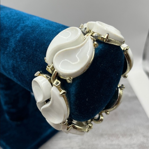 Vintage Mid Century Signed Lisner White Thermoset Teardrop Chunky Bracelet - Picture 4 of 13